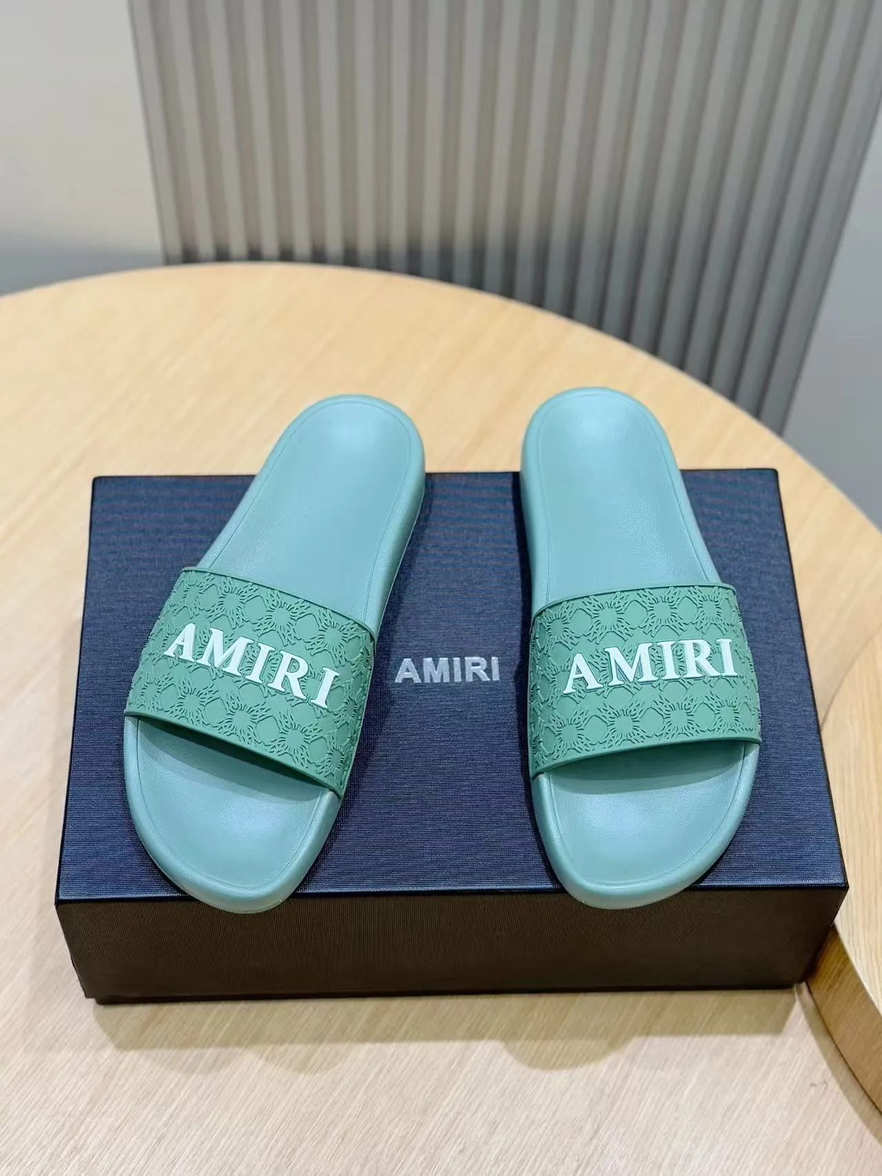 [AMIRI* Emil] P: 300💰 Size: 39-45 Official website new original 1:1 AMIRI* Emil classic men's slippers, high-end boutique, original material, TPU upper, foam bottom, fine workmanship, casual, loose and comfortable, a must-have in summer.